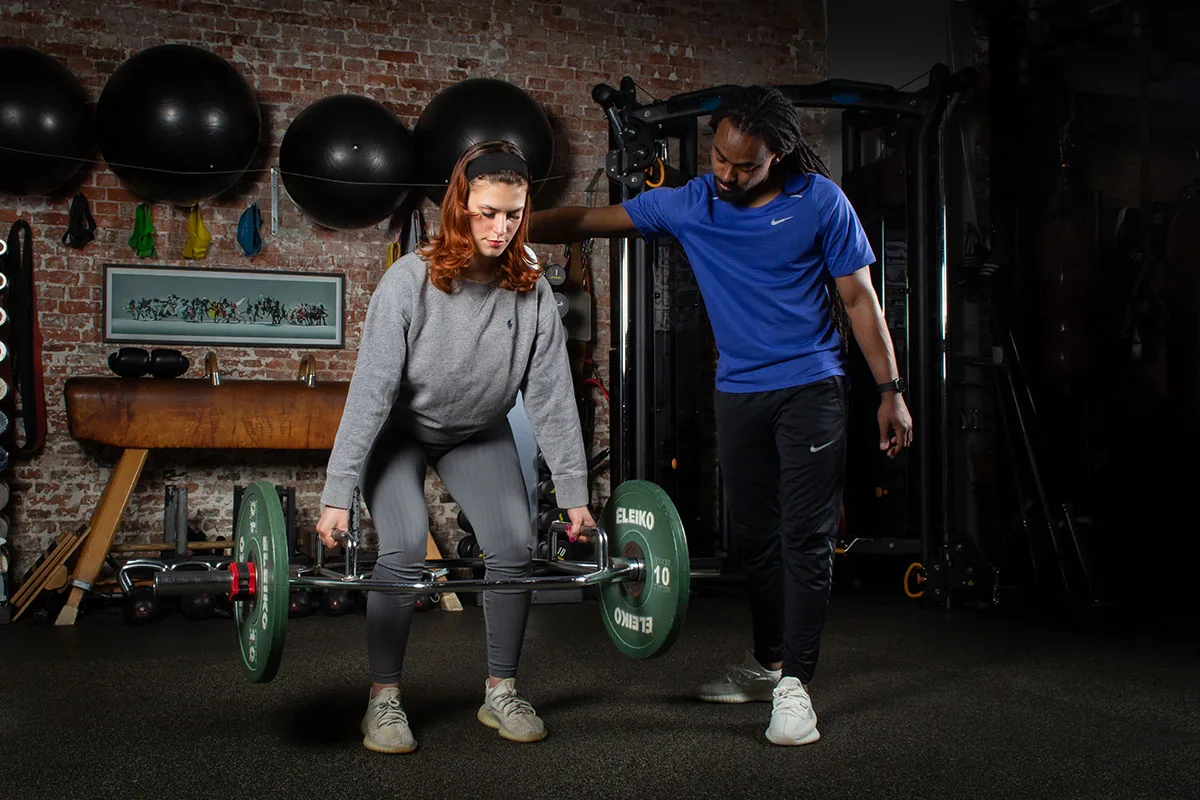 Krachttraining onder begeleiding in het Performance Lab